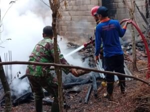 Babinsa dan Warga Berjibaku Padamkan Kebakaran Penampungan Rongsok di Sambi