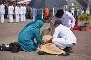 Istri Bupati Kampar Tumbang Saat Upacara HUT RI ke-81, Dilarikan ke RSUD Bangkinang   