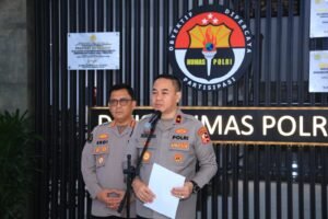 *Di Hari Kemerdekaan, Polri Serentak Gerakkan 44 Truk Bantuan untuk Masyarakat Terdampak Gempa Flores*