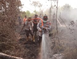Kapolres Kampar Pimpin Langsung Operasi Pemadaman Karhutla di Rimbo Panjang: 70 Personel Gabungan Berhasil Padamkan Api di Lahan Gambut 1 Hektar