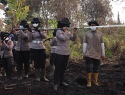 Srikandi Polres Kampar di Garis Depan Karhutla: Kasat Lantas AKP Wulan Afdhalia Pimpin Langsung Pemadaman Api di Rimbo Panjang