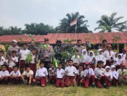 Tanam 100 Pohon, Polsek Simpang Kanan Dukung Program 1 Juta Pohon Kapolda Riau