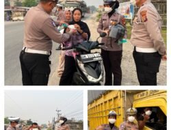 Polantas Polres Rohil Bagi Masker ke Pengendara, Ingatkan Bahaya Karhutla