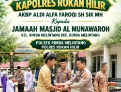 Usai Sholat Jumat, Kapolres Rohil Salurkan Sedekah Makanan ke Jamaah Masjid Al Munawarah