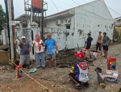 Warga Komplek Perumahan Wadiya Graha 1, Jalan Srikandi, Kelurahan Delima, Kecamatan Bina Widya, Kota Pekanbaru, menggelar kegiatan gotong royong bersama