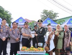 HUT TNI ke-81, Kapolres Rokan Hilir Berikan Tumpeng dan Bibit Pohon kepada Dandim 0321 Rohil