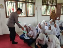 Polsek Rantau Kopar Sosialisasikan Pencegahan Karhutla dan Bagikan Masker di SMP Negeri 01 Rantau Kopar